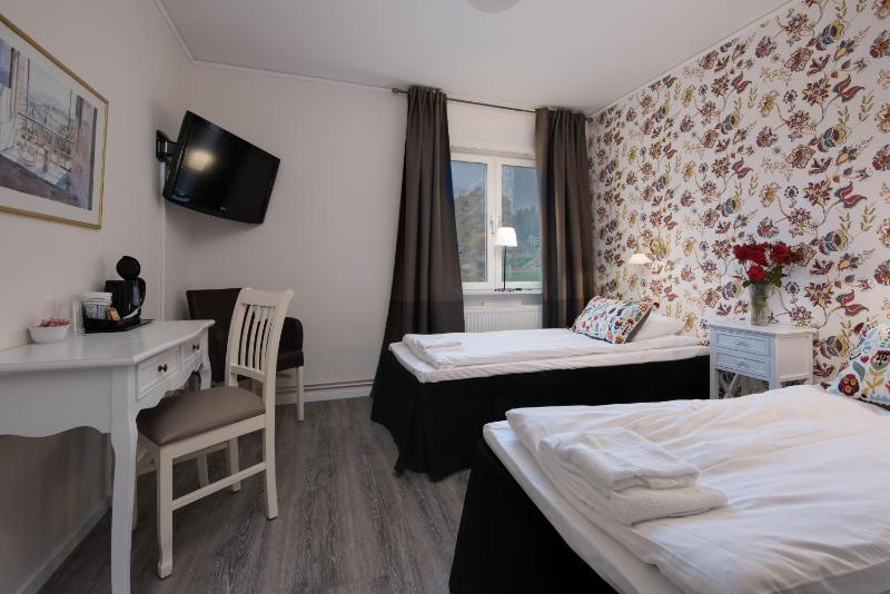 Twin Room image 4