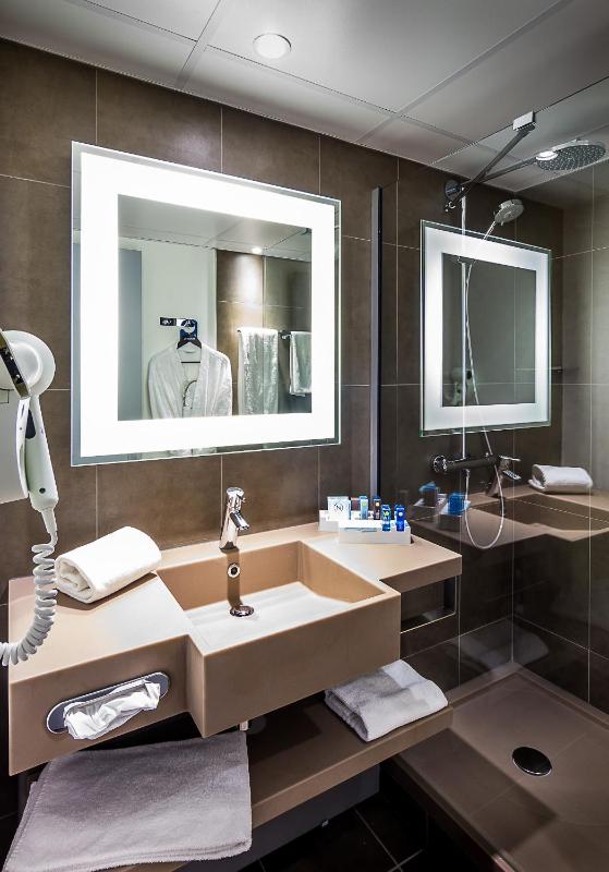 Executive Queen Room With Sofa Bed image 3