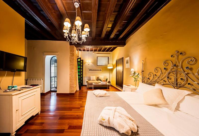 Double or Twin Room image 3