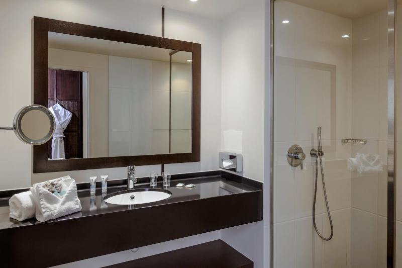 Twin Room image 4