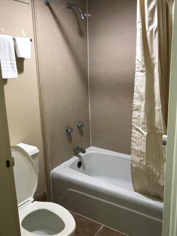 Standard King Room image 3