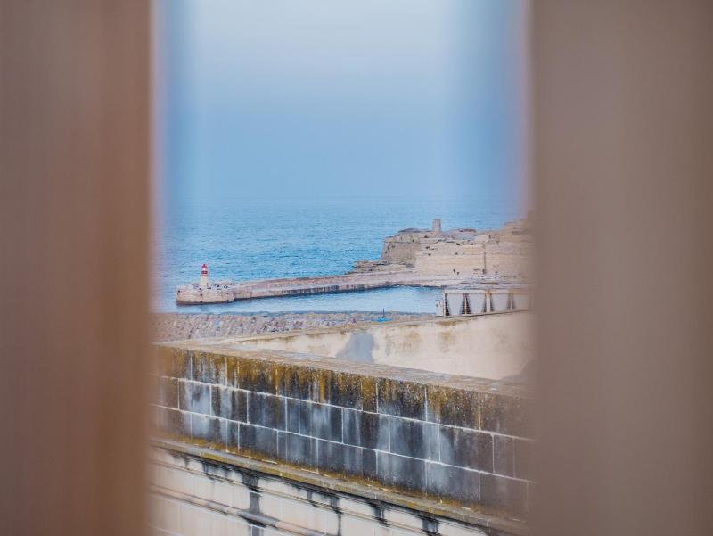 Studio with Side Sea View image 4