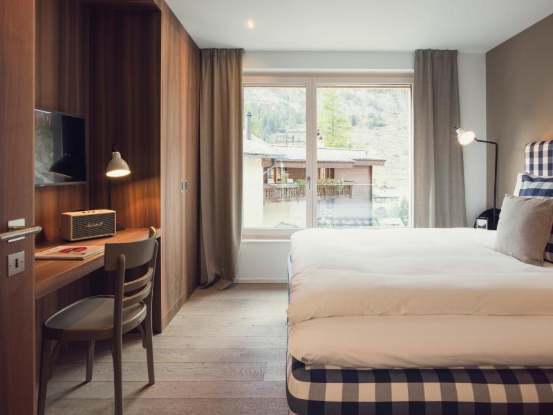 Panoramic Three-Bedroom Apartment with Matterhorn View image 3