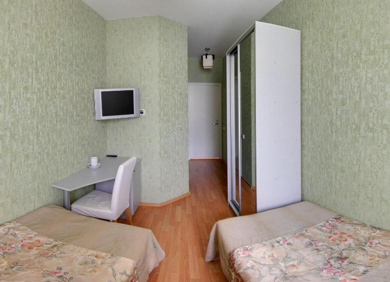 Economy Twin Room image 3