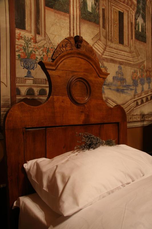 Single Room with Shared Bathroom image 2
