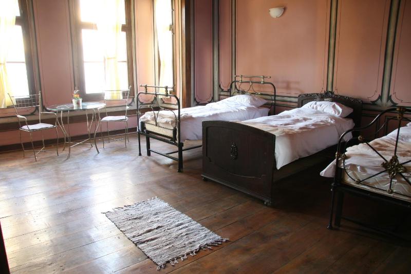 Single Room with Shared Bathroom image 3