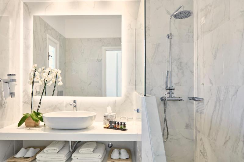 Premium Double or Twin Room with Sea View image 3