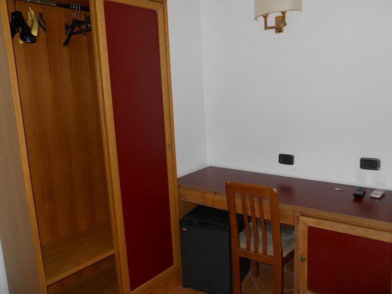 Twin Room image 4