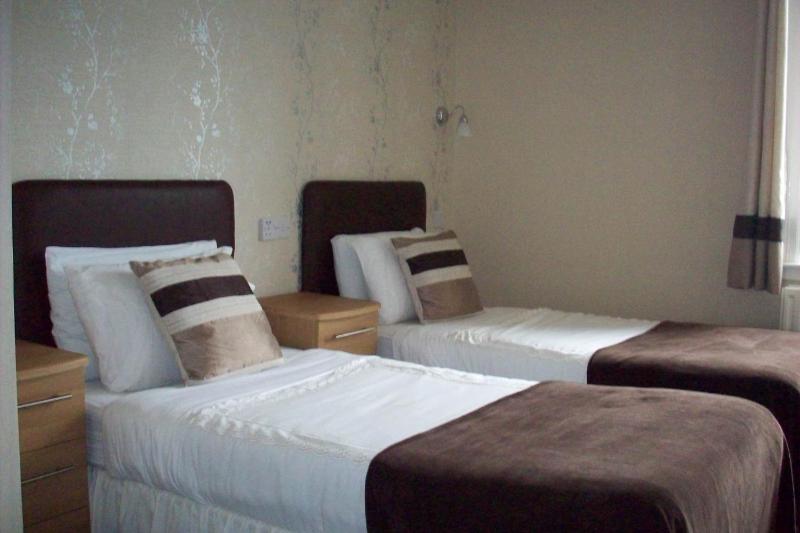 Twin Room image 2