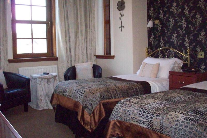 Twin Room image 4