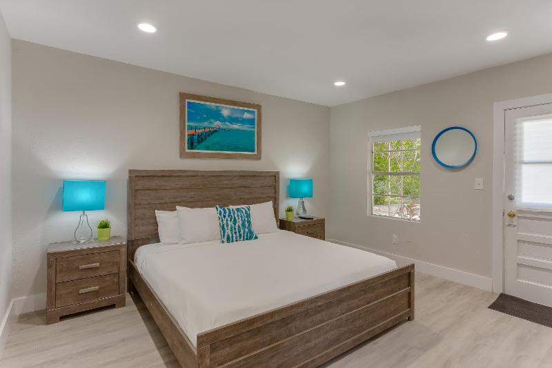 Standard King Room image 3