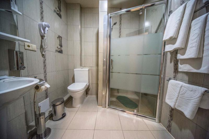 Twin Room with Bathroom image 2
