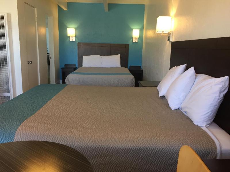 Queen Room with Two Queen Beds - Non-Smoking image 3