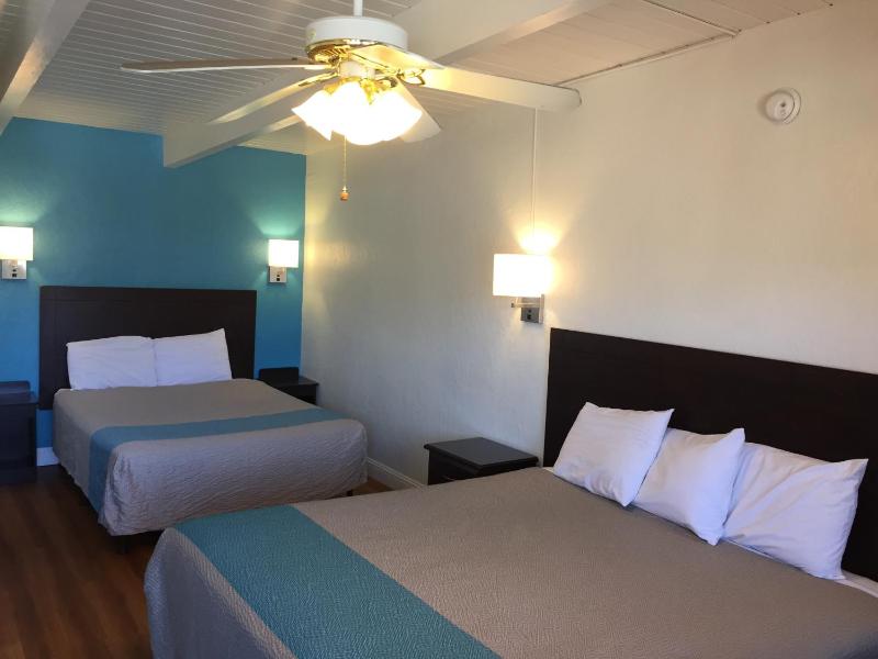 Queen Room with Two Queen Beds - Non-Smoking image 4
