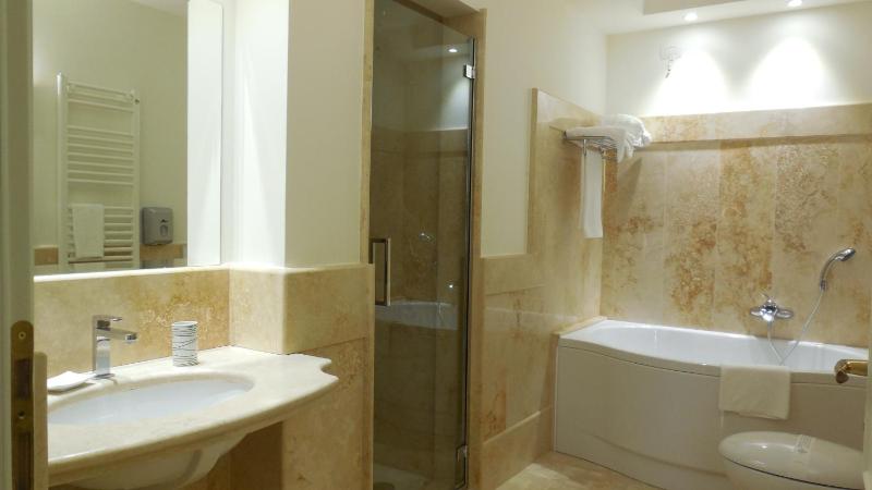 Superior Double Room with  Front Sea View image 3