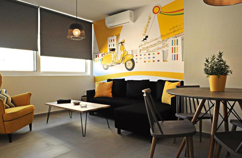 Deluxe Quadruple Room image 3