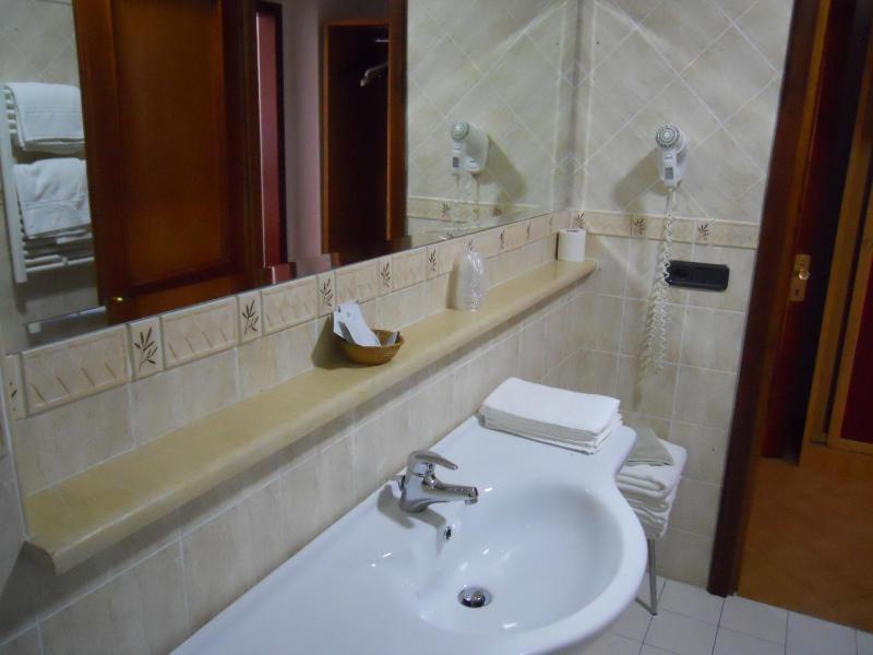 Twin Room image 3