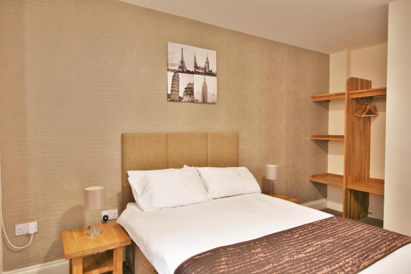 Central Studios Gloucester Place by Roomsbooked - image 11