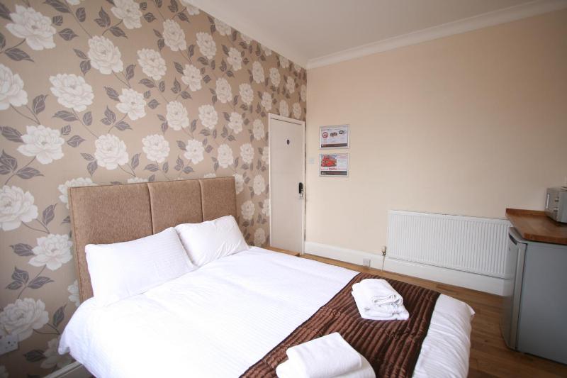 Central Studios Gloucester Place by Roomsbooked - image 9