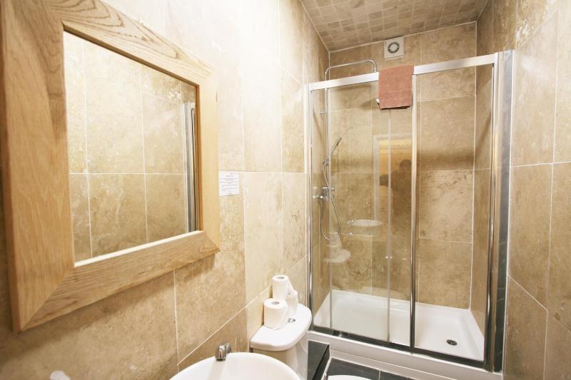 Central Studios Gloucester Place by Roomsbooked - image 15