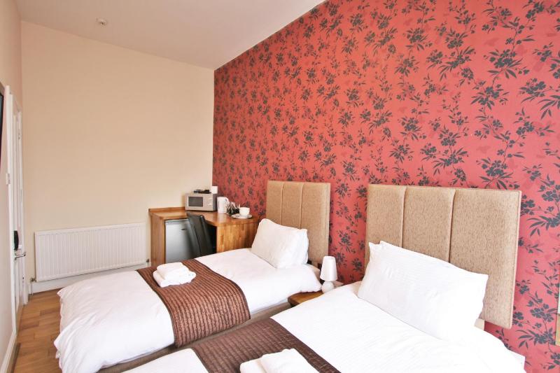 Twin Room image 3