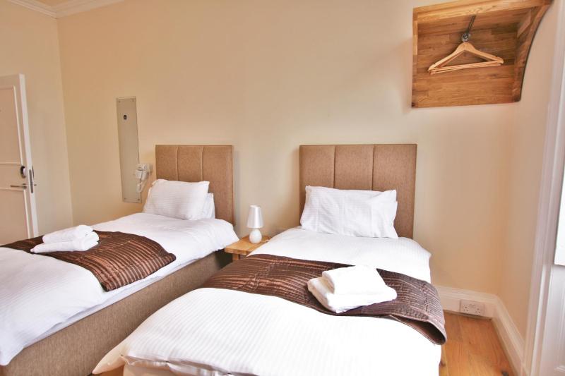 Twin Room image 4