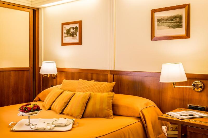 Classic Double or Twin Room with Balcony and Partial Sea View image 2