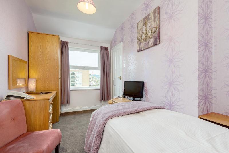 Single Room image 3