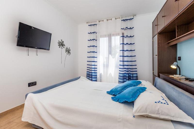 One-Bedroom Apartment with Terrace and Sea View image 3