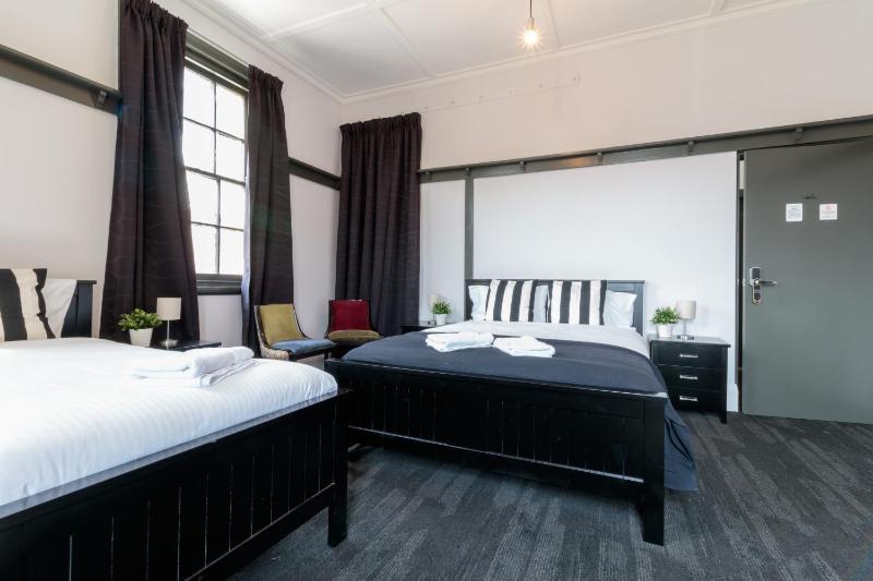 Queen Single Room with Shared Bathroom image 3