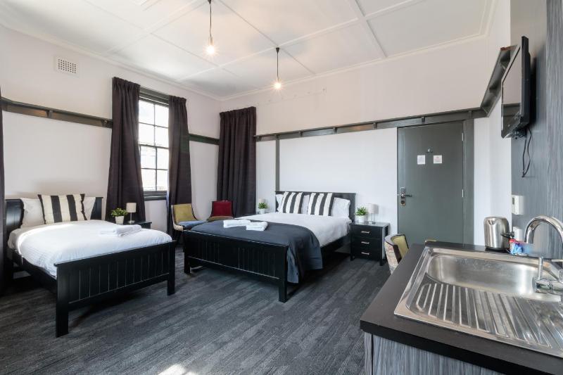 Queen Single Room with Shared Bathroom image 2
