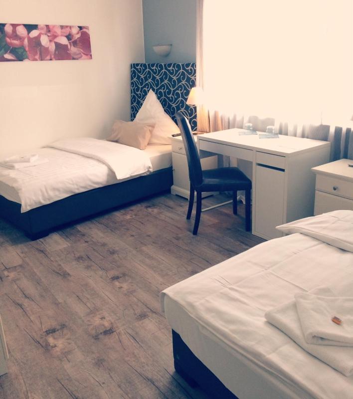Economy Twin Room image 2