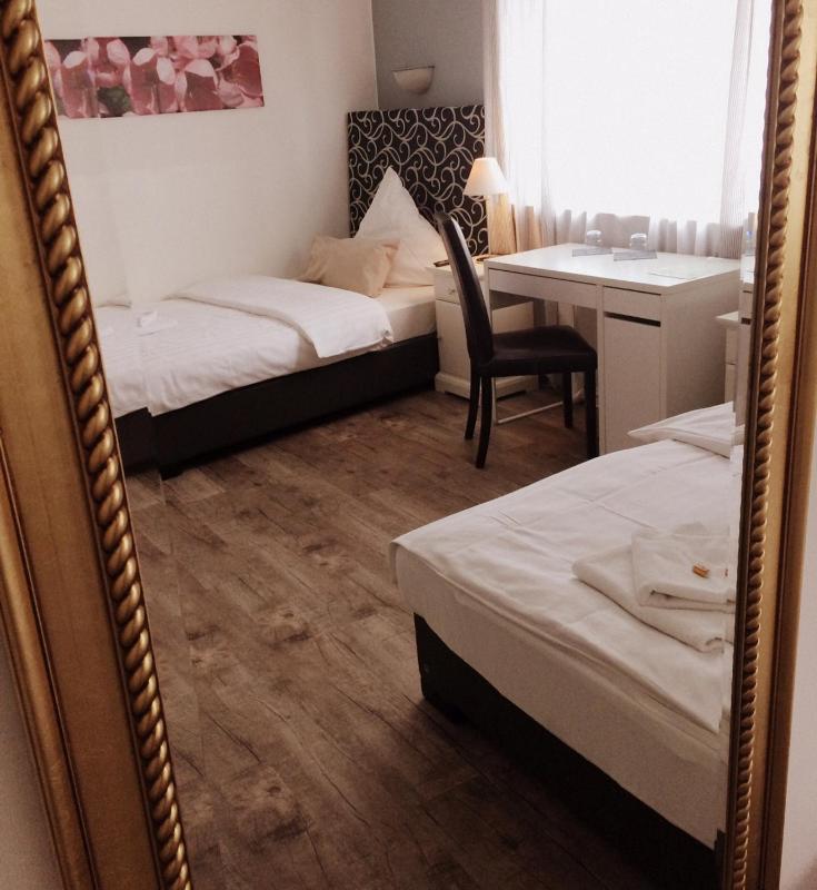 Economy Twin Room image 1