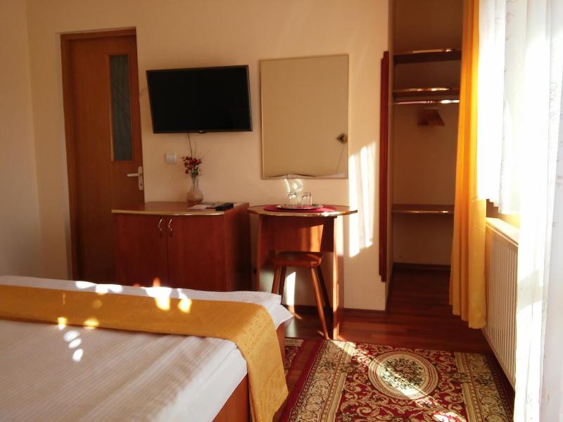 Double Room with Balcony image 3