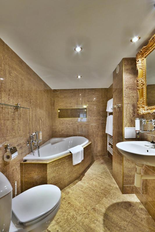 Deluxe Double Room image 2