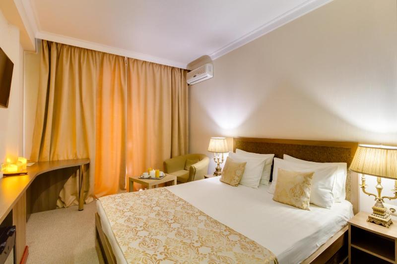 Standard Double or Twin Room image 4