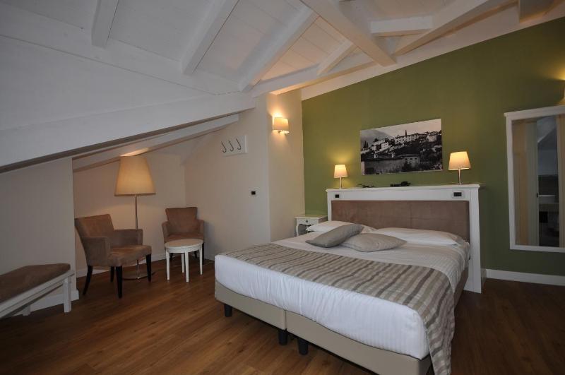 Double Room with City View image 4