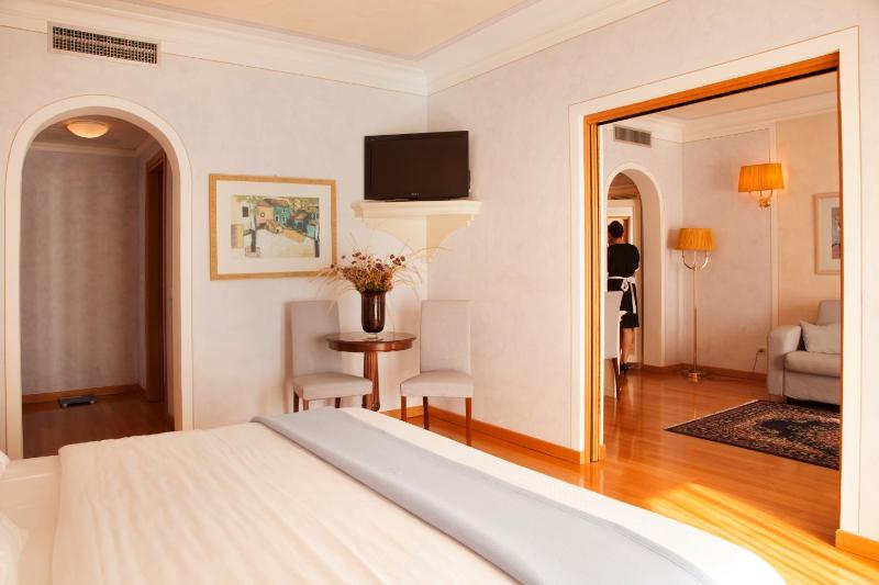 Suite with Lake View image 3