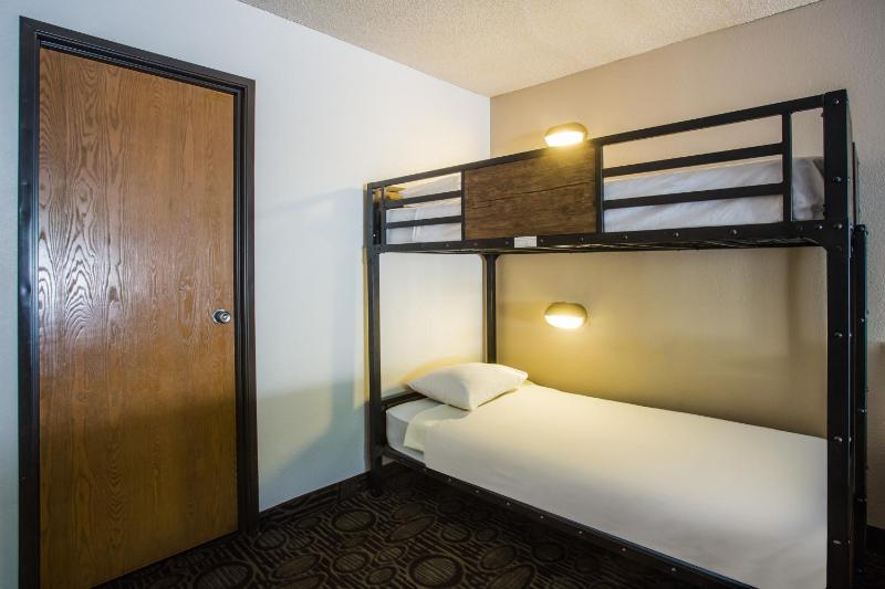 Studio Suite with Two Queen Beds and Bunk Bed - Non-Smoking image 3