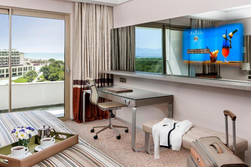 Superior Suite with Sea View image 3
