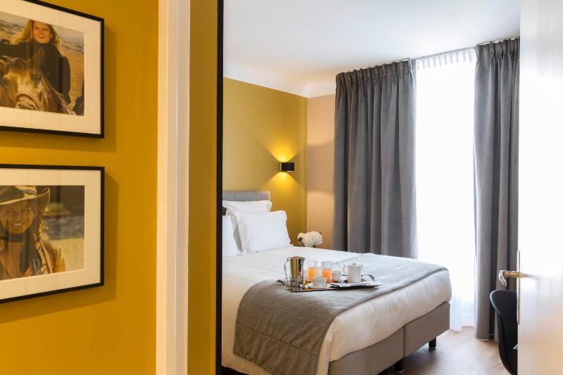 Superior Double Room with Balcony image 4