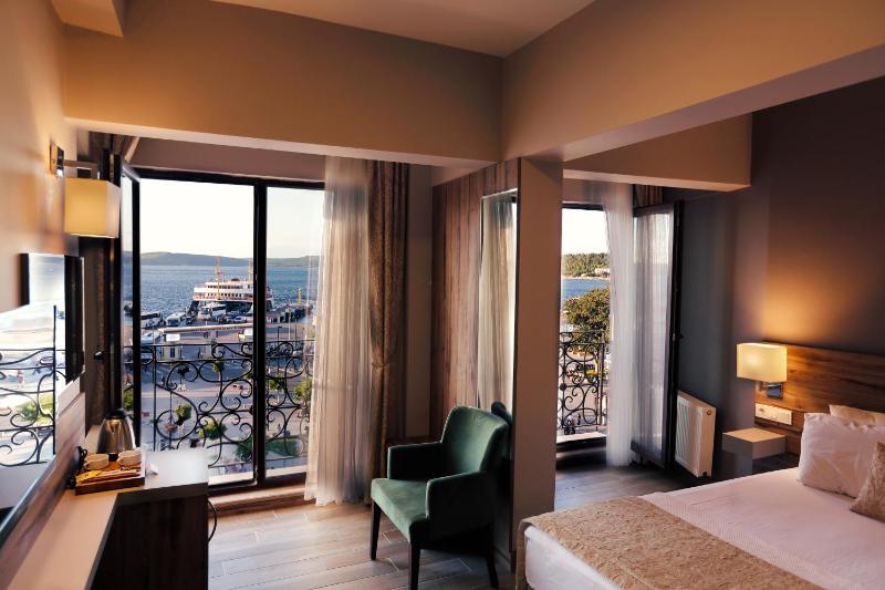 Double Room with Sea View image 1