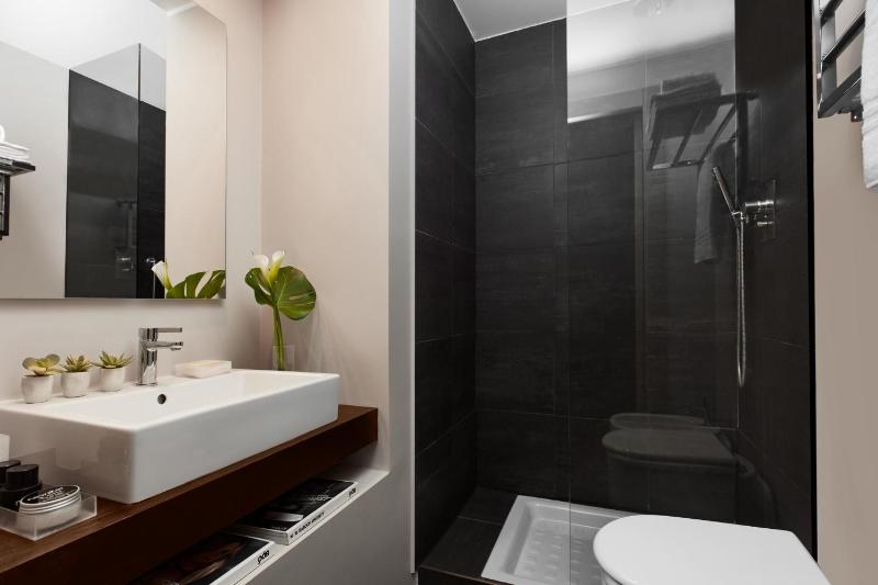 Deluxe Double or Twin Room image 2