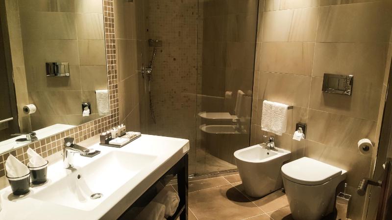 Standard King Room image 2