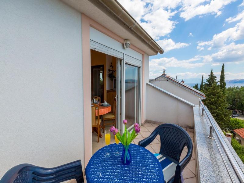 One-Bedroom Apartment with Sea View image 3
