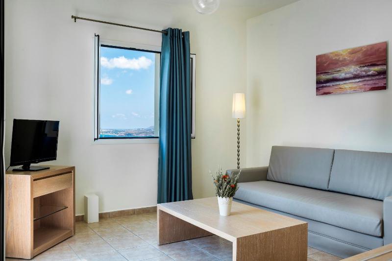 Classic One-Bedroom Suite with Sea View image 4