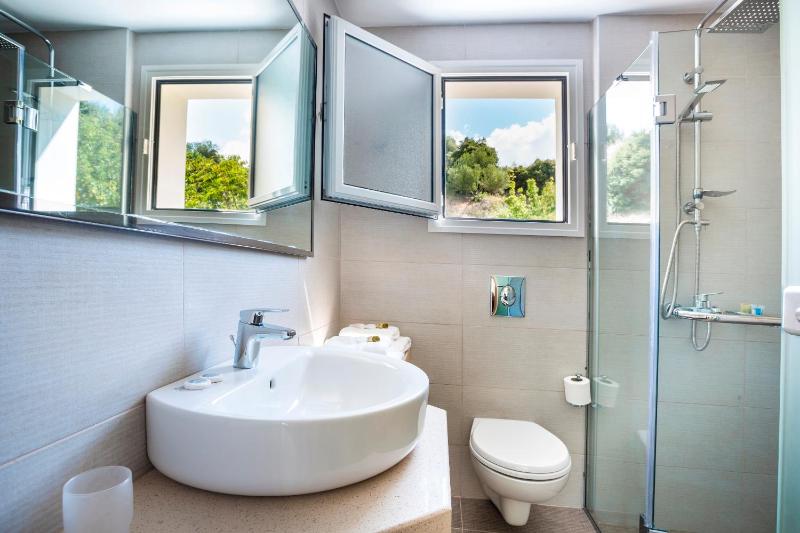 Classic One-Bedroom Suite with Sea View image 2