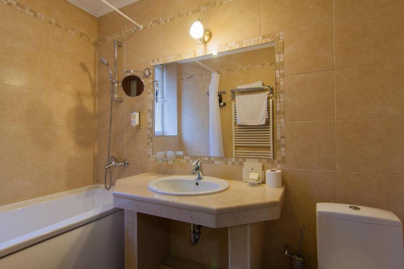 One-Bedroom Apartment image 4