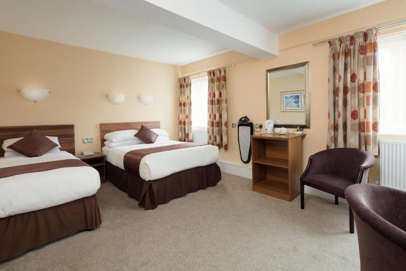 Twin Room image 4