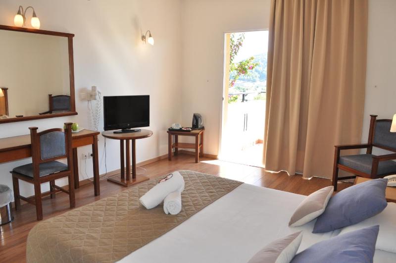 Double or Twin Room with Garden View - Pool View image 2